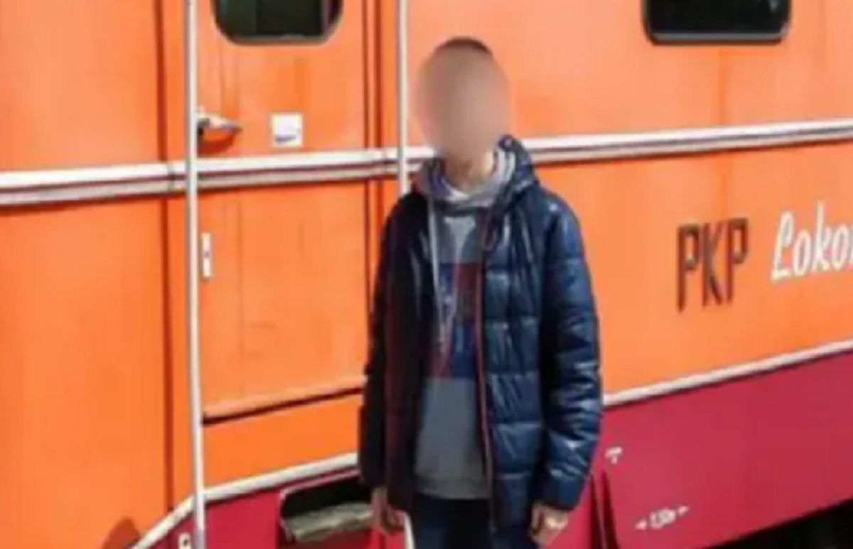Dominik wpadł pod pociąg, gdy pomagał. 17-latek opuścił szpital