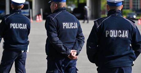 Policjanci w akcji. Wynieśli dzieci prosto z płomieni