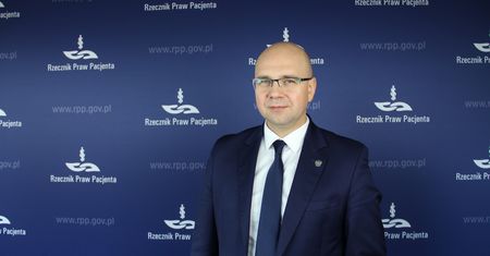 Rząd nie wycofuje się z Lex Szarlatan. Będą nowe etaty i wyższe kary