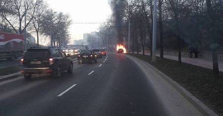 Pożar samochodu na al. Andersa w Lublinie. Są utrudnienia