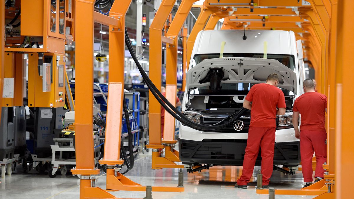 Volkswagen AG opening of Crafter factory in Wrzesnia
epa05600681 Employees assemble a Volkswagen Crafter van at the new Volkswagen Nutzfahrzeuge (Commercial Vehicles, VWN) factory in Wrzesnia, Poland, 24 October 2016. Volkswagen Commercial Vehicles invested roughly 800 million Euro in the 220 hectar area. Up to 3,000 employees are said to assemble the new Crafter at the factory.  EPA/RAINER JENSEN 
Dostawca: PAP/EPA.
RAINER JENSEN