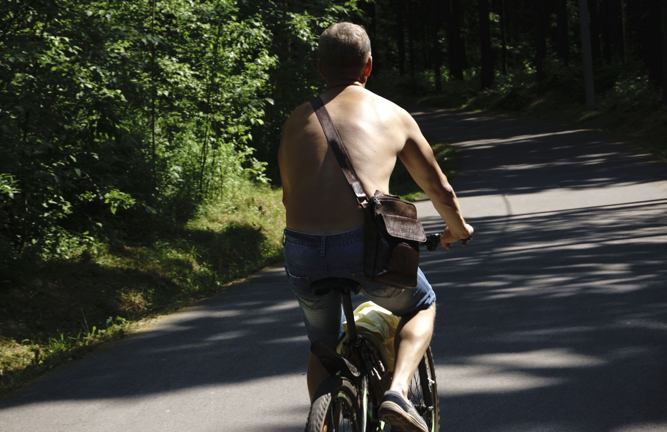 Jazda na rowerze bez koszulki - to częsty widok w upalny dzień