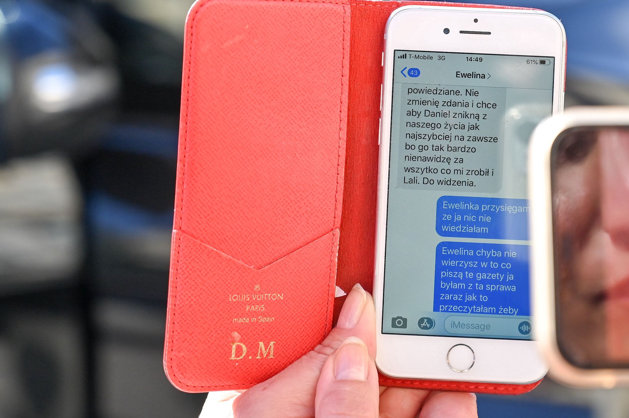 Danuta Martyniuk pokazuje SMS-y od Eweliny