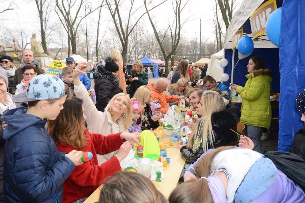 Celebryci malują jajka z dziećmi