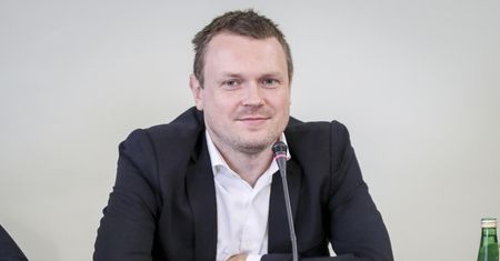 Michał Tusk sprawdza się w biznesie. Rozwozi ludzi na lotnisko