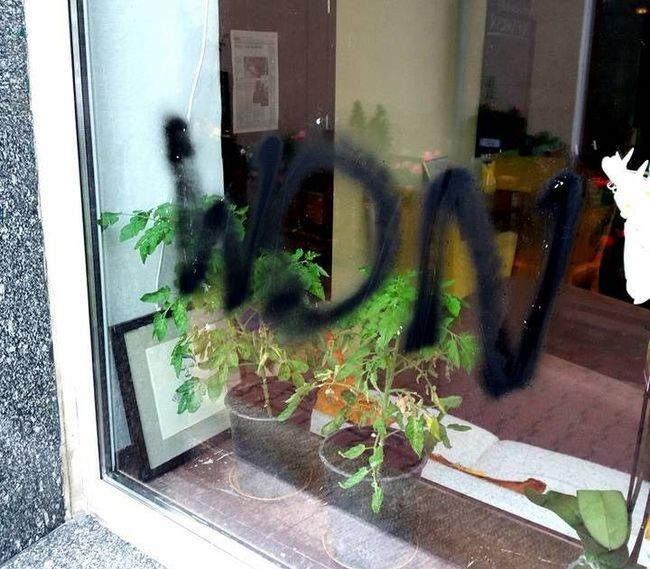 Atak na lokal prowadzony przez autystów. Ktoś napisał "won" na szybie kawiarni