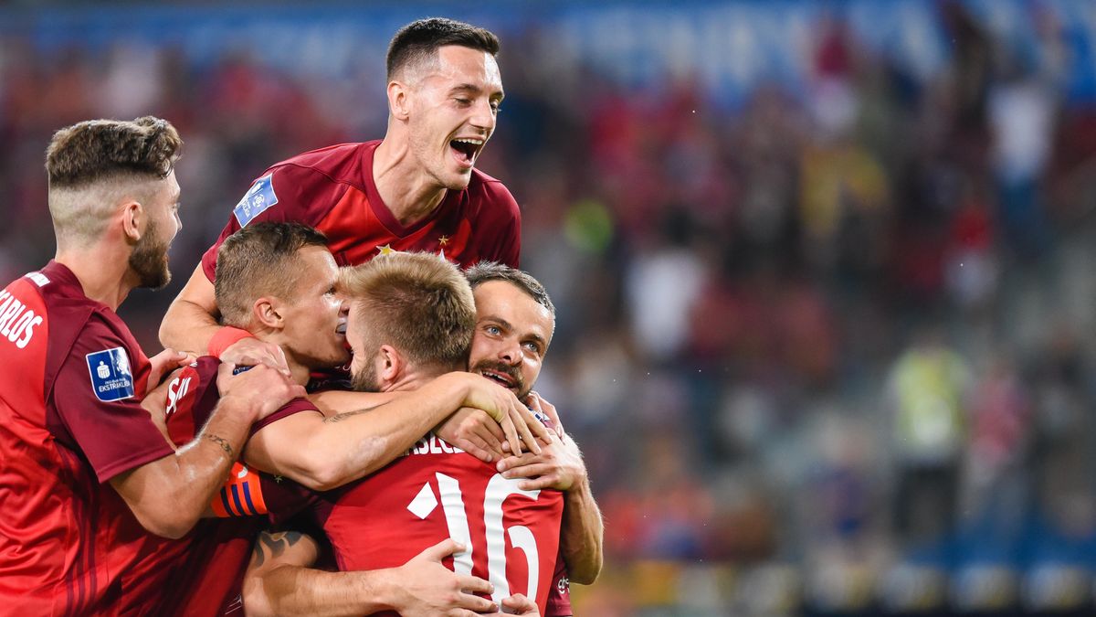 Newspix / Marcin Pirga / Na zdjęciu: piłkarze Wisły Kraków