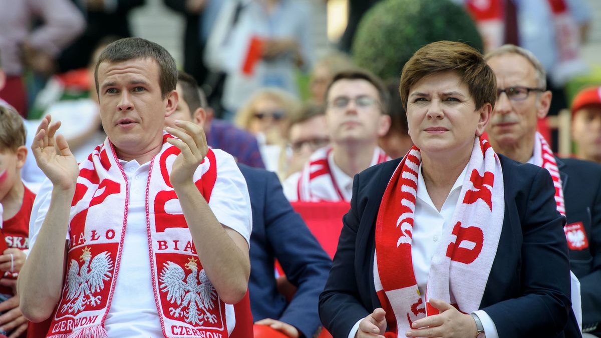 Beata Szydło i Witold Bańka kibicujący polskim piłkarzom podczas piłkarskiego Euro 2016