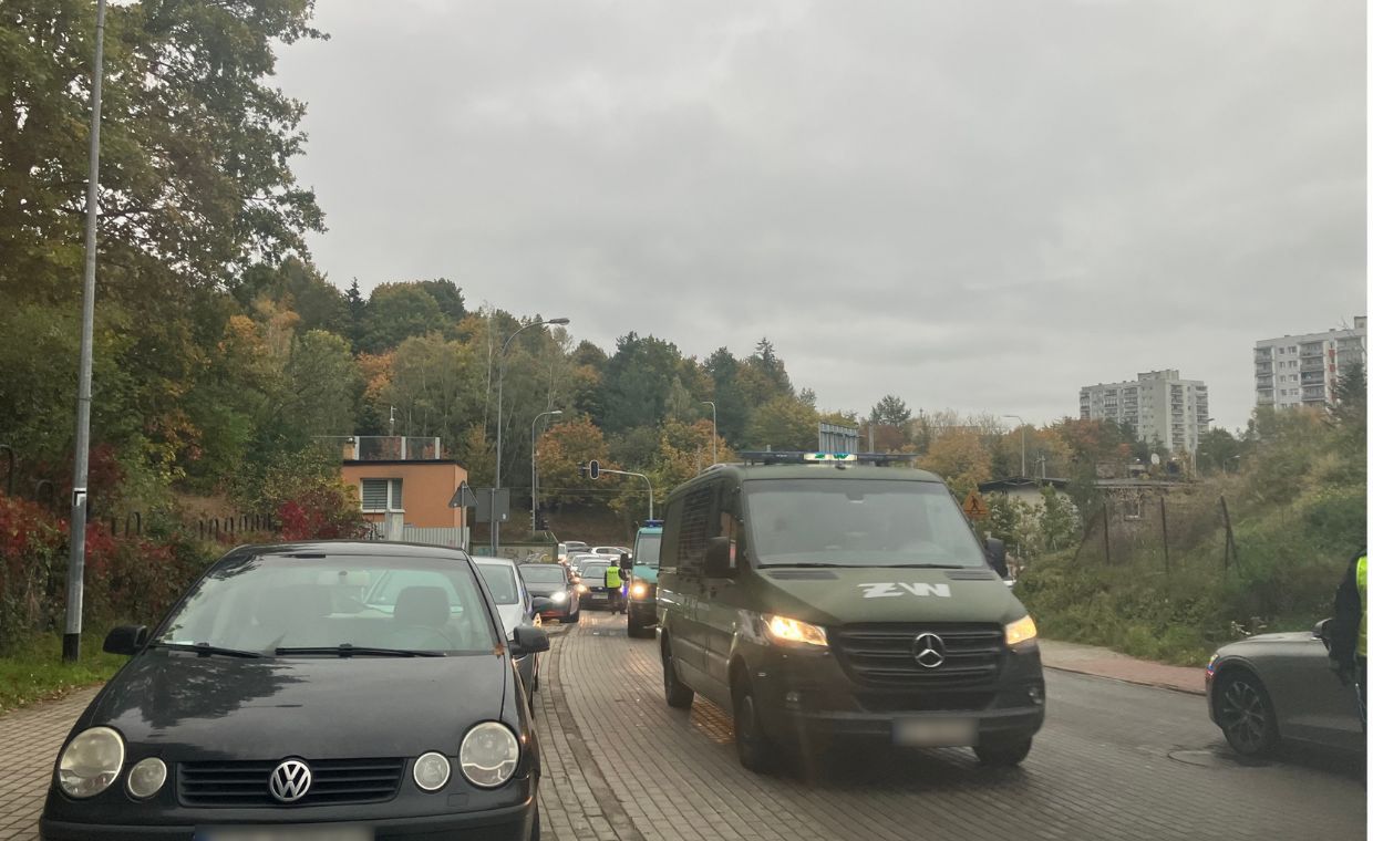 Na miejscu cały czas trwają czynności. Wokół miejsca zbrodni policja rozstawiła blokady drogowe