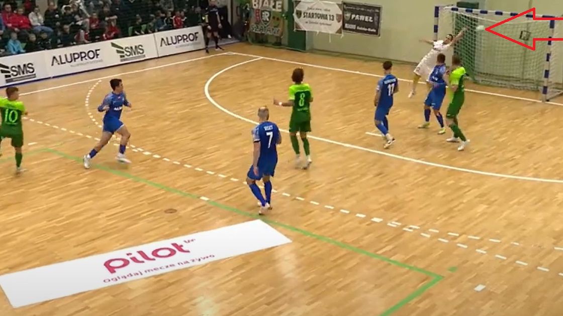 Zdjęcie okładkowe artykułu: YouTube / Tv Futsal Ekstraklasa / Paweł Pstrusiński (Ruch Chorzów) broni strzał zawodnika Rekordu Bielsko-Biała