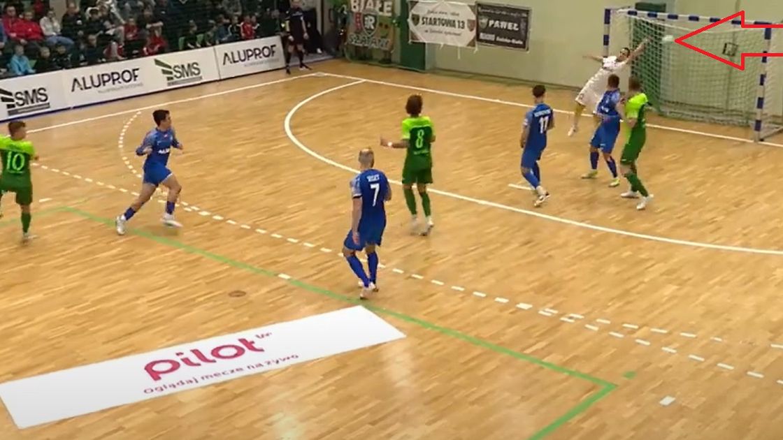 YouTube / Tv Futsal Ekstraklasa / Paweł Pstrusiński (Ruch Chorzów) broni strzał zawodnika Rekordu Bielsko-Biała