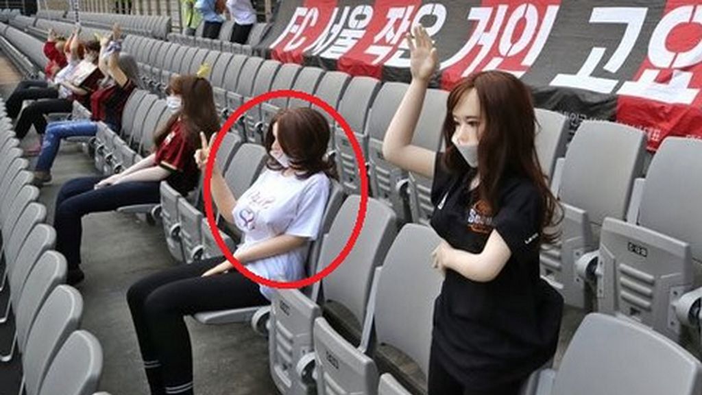 Erotyczne lalki kibicowały na stadionie piłkarskim