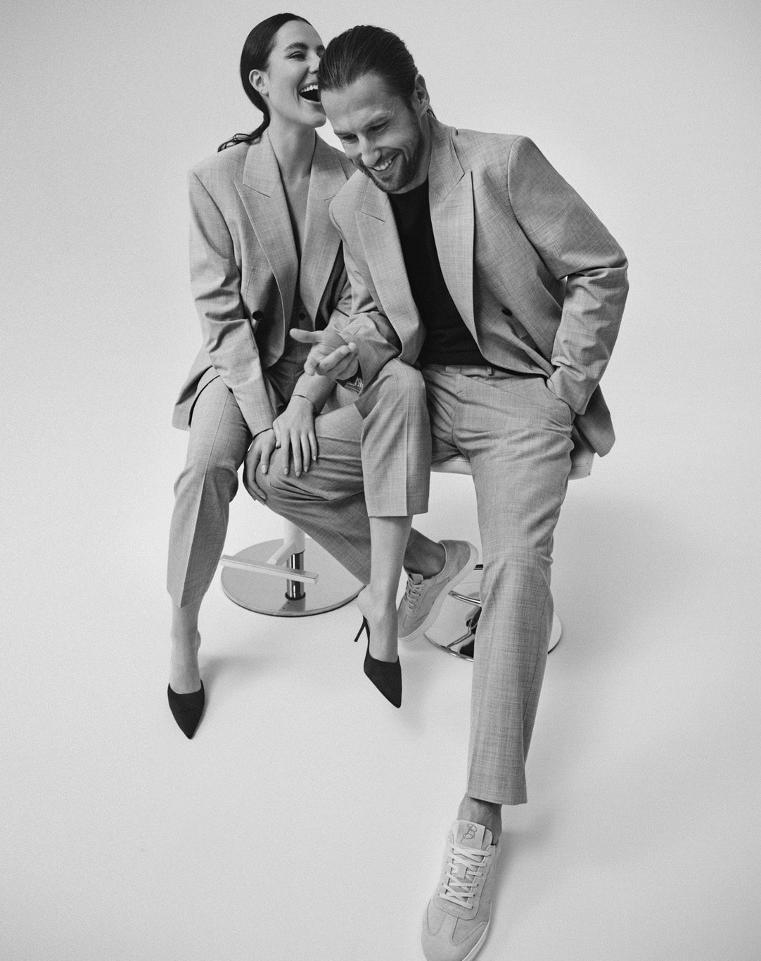 Piękni zakochani w pięknej stylizacji!  Célia i Grzegorz Krychowiak mają na sobie garnitury z kolekcji Balamonte i obuwie z kolekcji Kazar Wiosna-Lato 2022. 