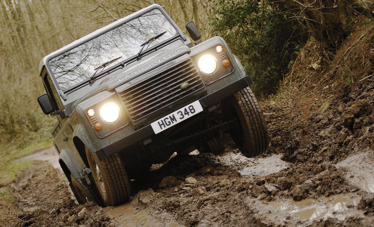 Land Rover Defender (fot. widewallpapers.net)