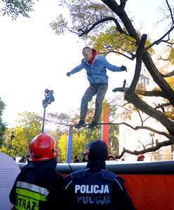 Gorąco na miesięcznicy smoleńskiej. Policjanci ściągali aktywistę z drzewa