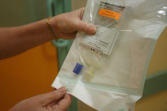 Koronawirus. "Służba zdrowia nie działa, sam leczę żonę". Przedsiębiorca mówi, ile płaci