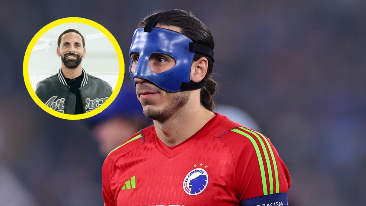 Getty Images / Robbie Jay Barratt - AMA / Na zdjęciu: Kamil Grabara i Rio Ferdinand (w kółku)