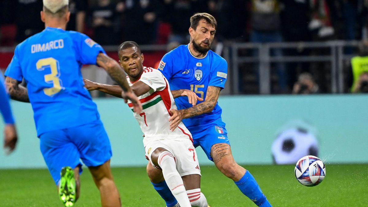 PAP/EPA / Tamas Kovacs / Na zdjęciu: Francesco Acerbi (z prawej) i Loic Nego walczą o piłkę