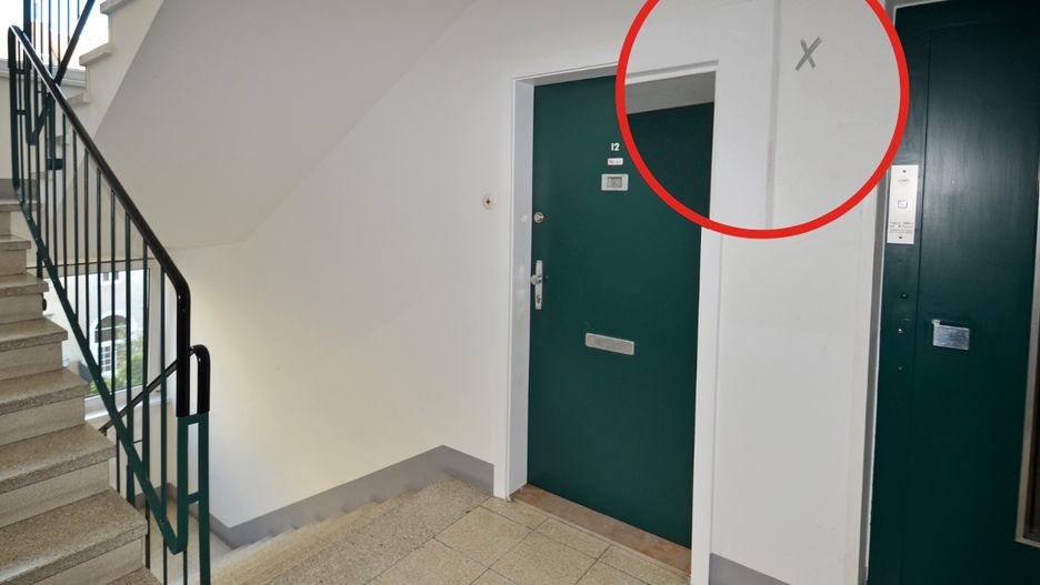 Co oznacza tajemnicy X na drzwiach?