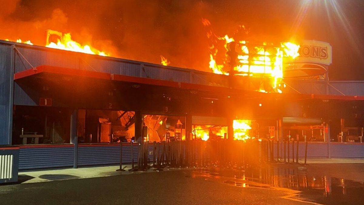 Facebook / Spokane Valley Fire Department / pożar stadionu baseballowego w Spokane w stanie Waszyngton 