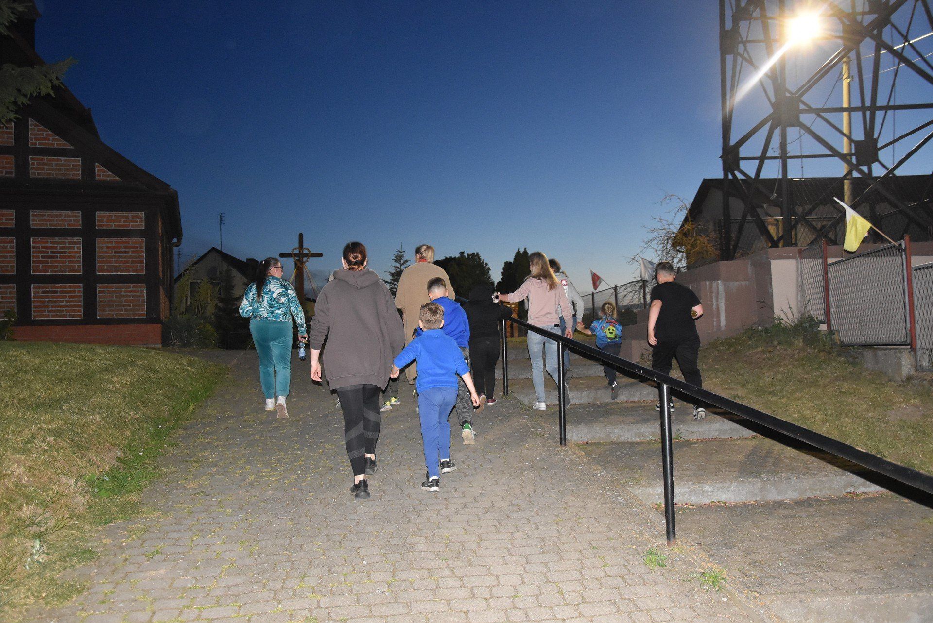 Nocne podchody z udziałem dzieci i opiekunów
