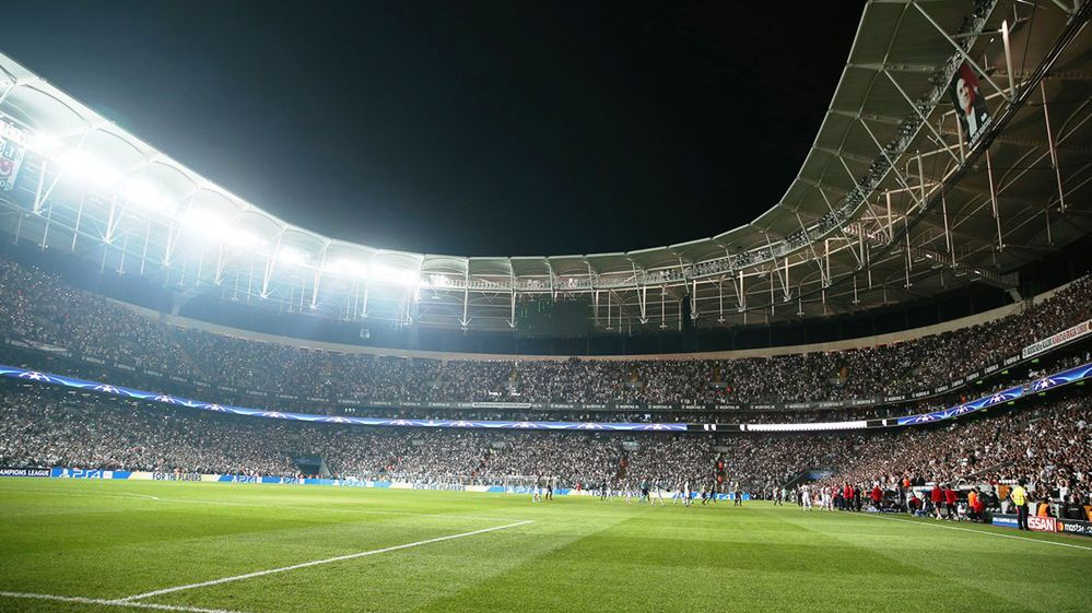 Zdjęcie okładkowe artykułu: PAP/EPA / TOLGA BOZOGLU / Mecz Besiktas - Lipsk w Lidze Mistrzów - awaria światła
