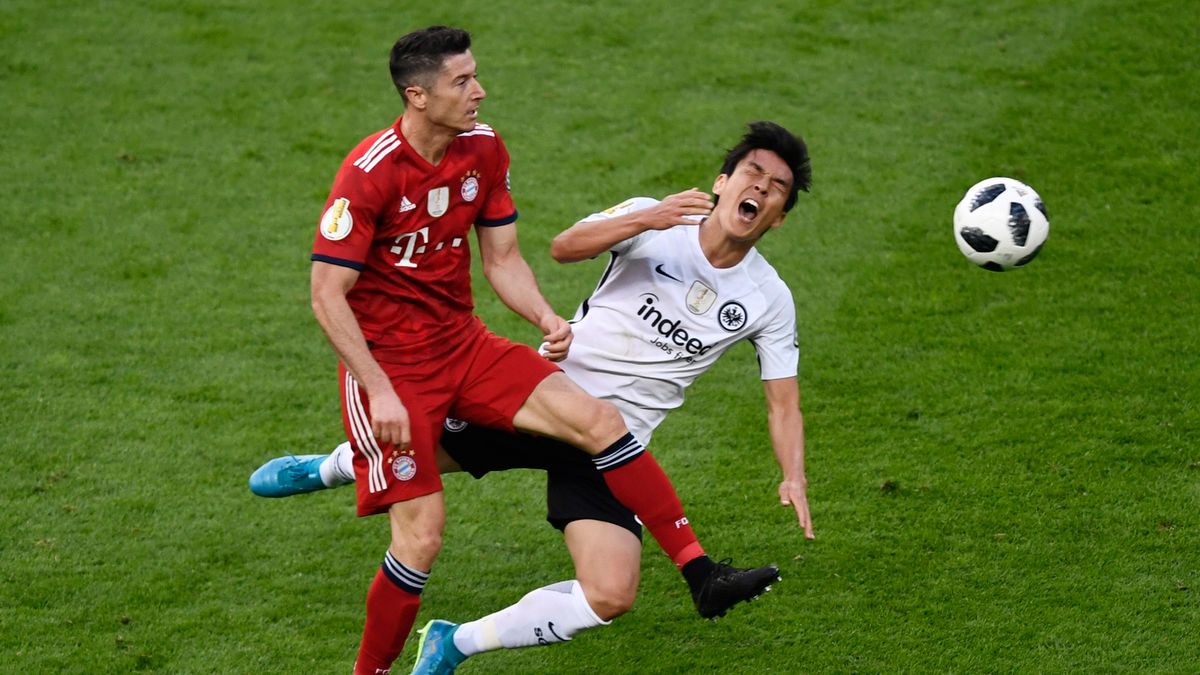 Robert Lewandowski (z lewej) oraz Makoto Hasebe