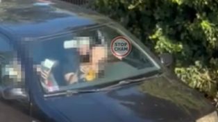 "Z małym dzieckiem na kolanach". Filmik wywołał burzę w sieci