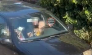 "Z małym dzieckiem na kolanach". Filmik wywołał burzę w sieci