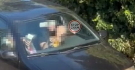 "Z małym dzieckiem na kolanach". Filmik wywołał burzę w sieci