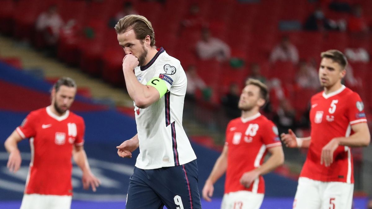 Na pierwszym planie zdjęcia: Harry Kane W tle Grzegorz Krychowiak, Maciej Rybus i Jan Bednarek