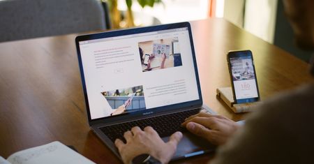 Warto zaklejać kamerkę w laptopie? Odpowiedź jest prosta