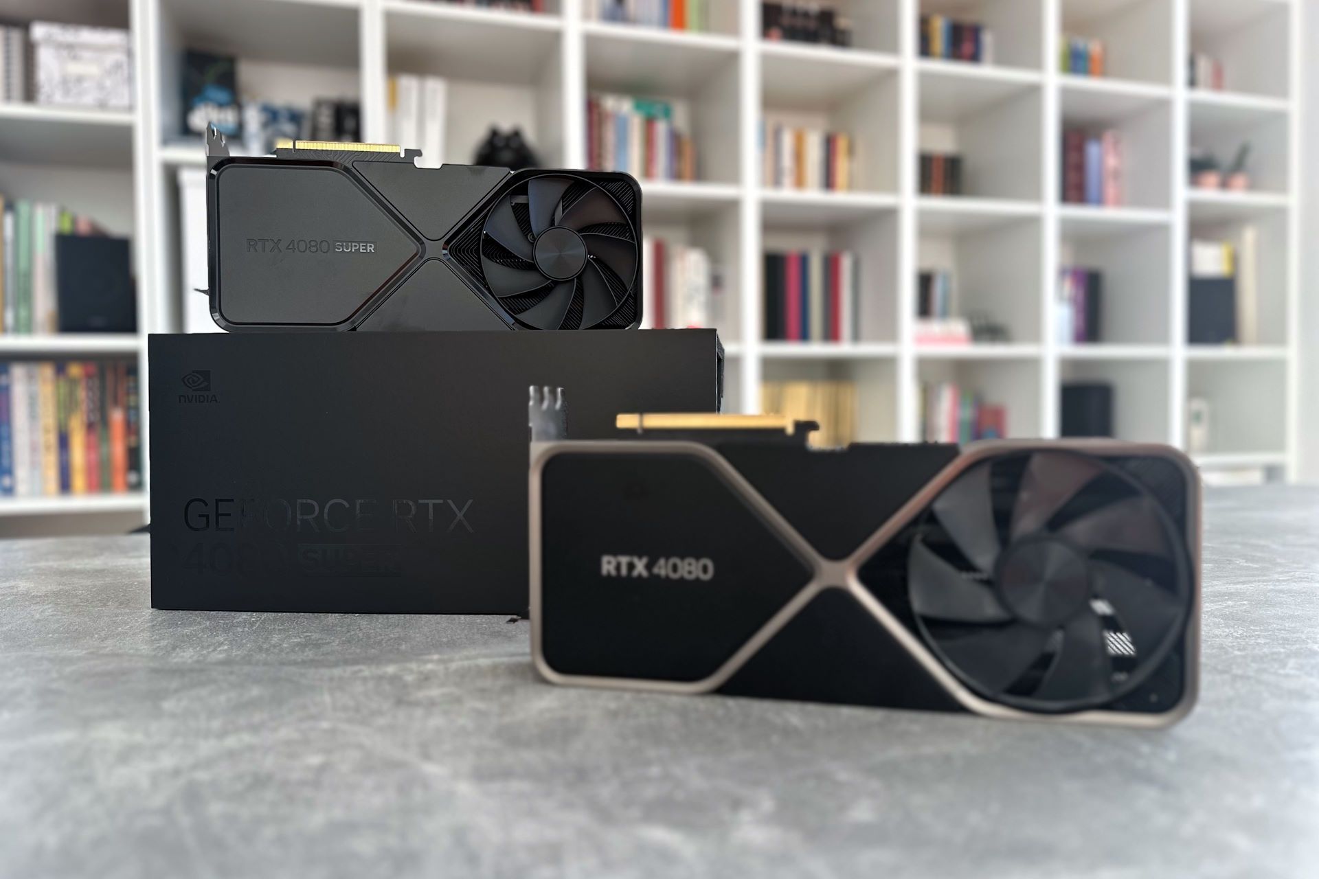 NVIDIA GeForce RTX 4080 Super Founders Edition - obok zwykłego RTX 4080 FE