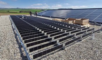 Pionowa fotowoltaika zaskakuje. Tak ustawiona daje więcej energii?