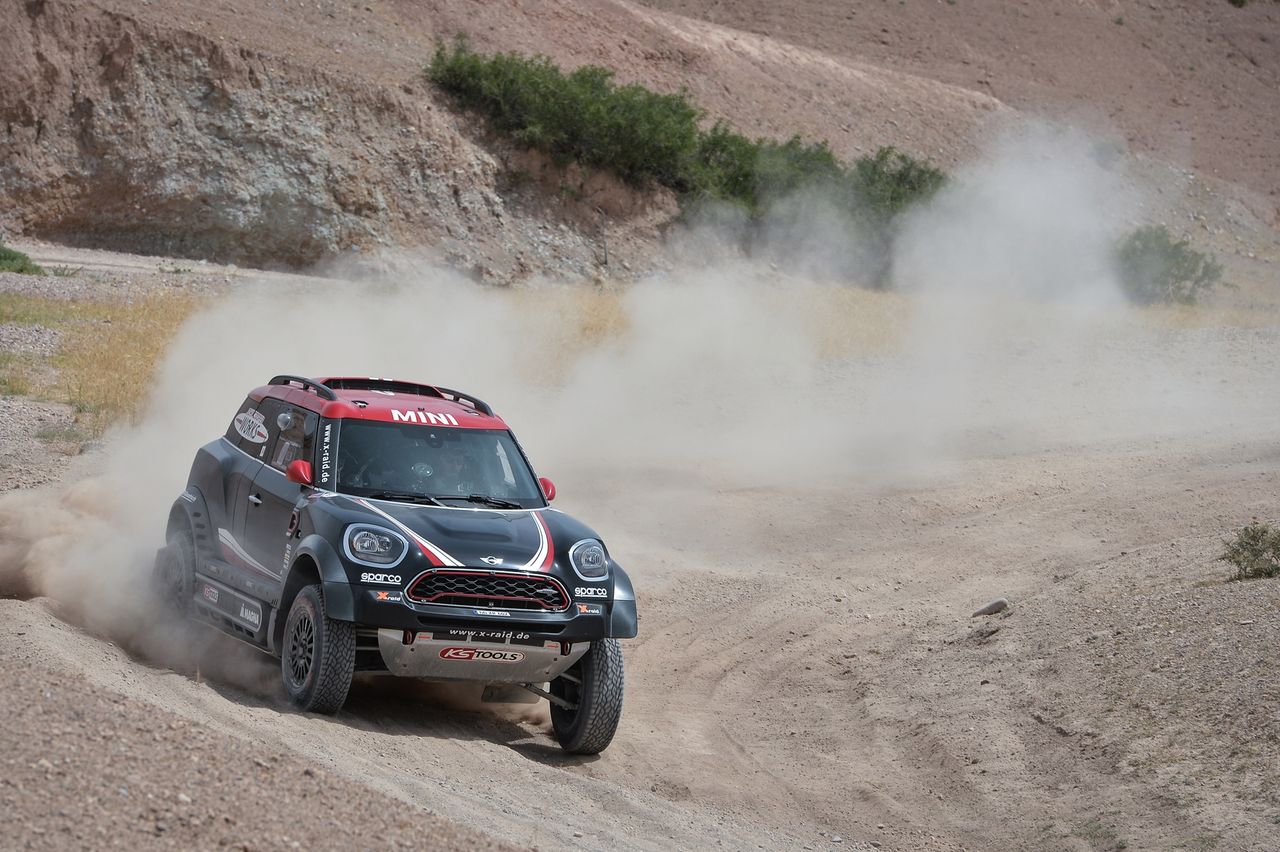 Mini John Cooper Works Rally: jak prowadzi się najnowszy wóz Rajdu Dakar?