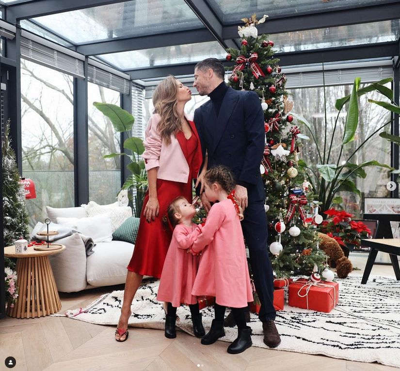 Anna i Robert Lewandowscy z córkami