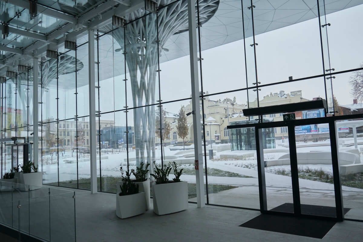 Widok z holu Dworca Lublin na budynek Dworca PKP