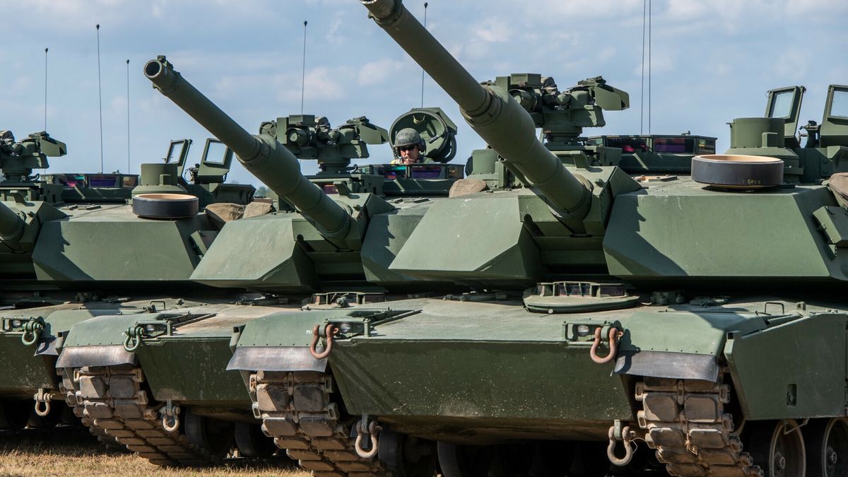 Szkolenie polskich ?o?nierzy na czo?gach AbramsFot. Lukasz Gdak/East News, Poznan 10.08.2022. Poligon Centrum Szkolenia Wojsk Ladowych w Poznaniu, Mariusz Blaszczak, wicepremier, minister obrony narodowej, obserwowa? szkolenie polskich zolnierzy na czolgach Abrams. N/z: czolgi Abrams M1A2Lukasz Gdak