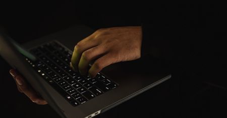 Rząd chce blokować "strony dla dorosłych"? Minister tłumaczy