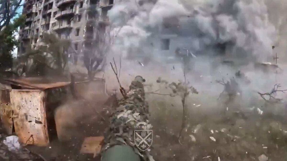 Ukraiński Leopard 2A4 kontra Rosjanie w Pokrowsku.