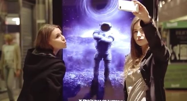 Kosmonauta z „Interstellar” na interaktywnym billboardzie reklamuje kina IMAX (wideo)