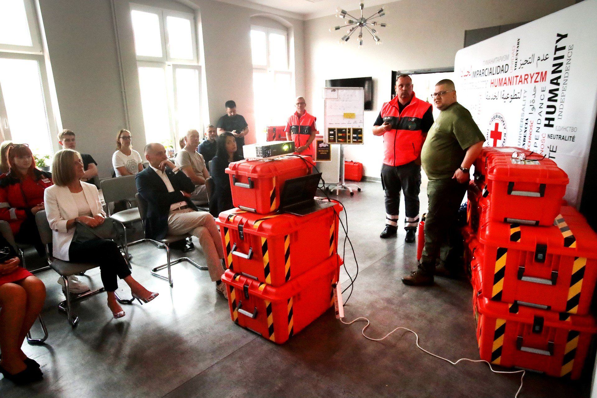 Przekazanie skrzyń ratunkowych zachodniopomorskiemu oddziałowi Polskiego Czerwonego Krzyża.