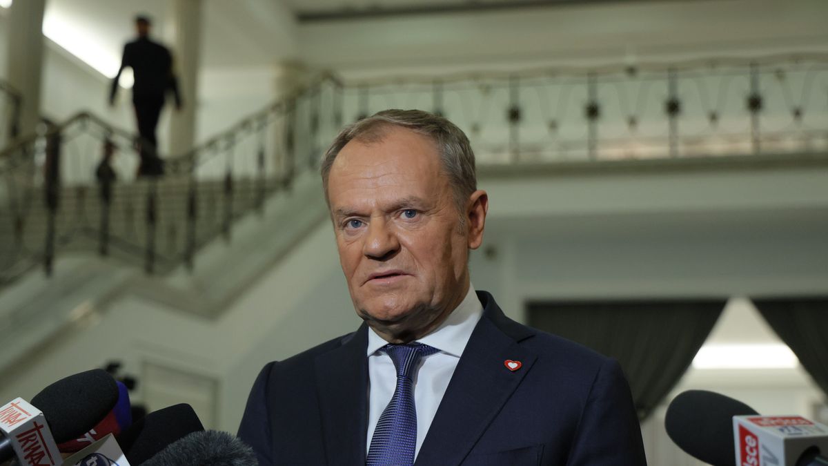 Warszawa, 07.11.2025. Premier Donald Tusk na konferencji prasowej w Sejmie, po bloku głosowań, 7 bm. Sejm uchylił immunitet Zbigniewowi Ziobrze w odniesieniu do wszystkich 26 zarzutów, które chce mu postawić Prokuratura Krajowa, w związku ze sprawą Funduszu Sprawiedliwości. Sejm wyraził także zgodę na zatrzymanie i tymczasowe aresztowanie byłego szefa MS. (mr) PAP/Paweł Supernak