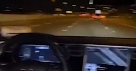 Impreza na środku autostrady. Nikt nie prowadził Tesli