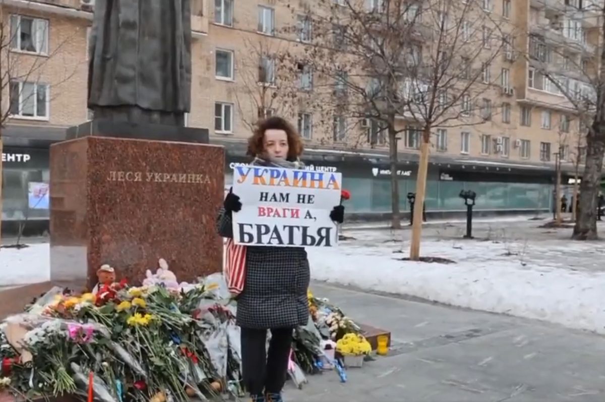 Kobieta, która protestowała w Moskwie z napisem "Ukraina nie jest naszym wrogiem, ale naszym bratem" została zatrzymana.