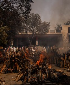 Stosy ciał. Koronawirus w Indiach zbiera przerażające żniwo