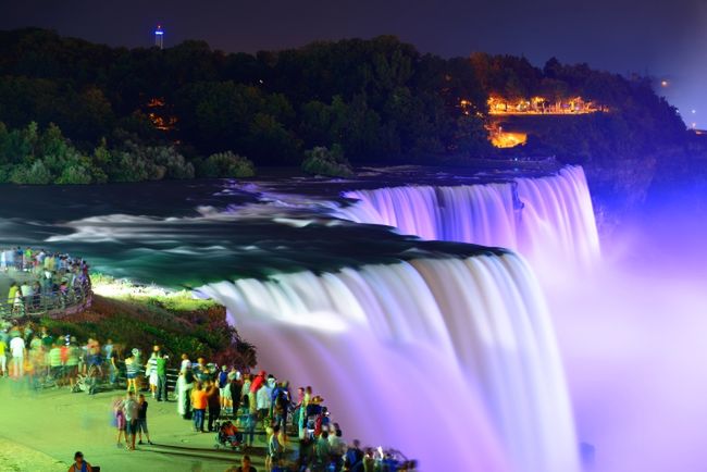 Podświetlony wodospad Niagara (fot. songquan deng / Shutterstock.com) 