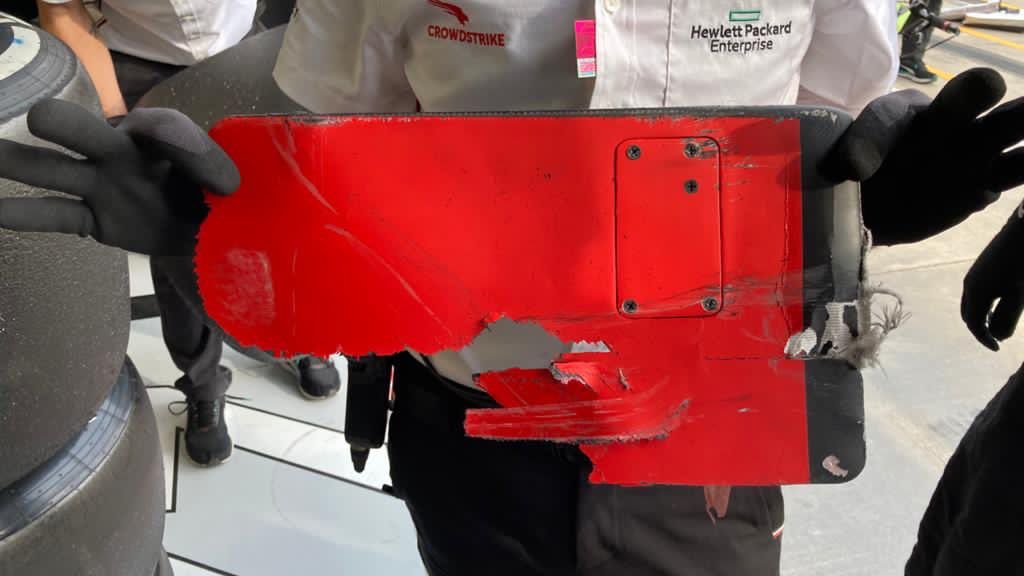 Twitter / Mercedes / Na zdjęciu: fragment bolidu Ferrari wyciągnięty z bolidu Valtteriego Bottasa