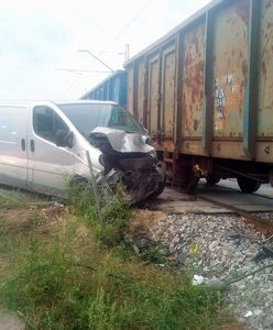 Pociąg towarowy uderzył w busa. Zawiodły rogatki