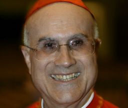 Bertone: Jan Paweł II świetlanym przykładem apostoła